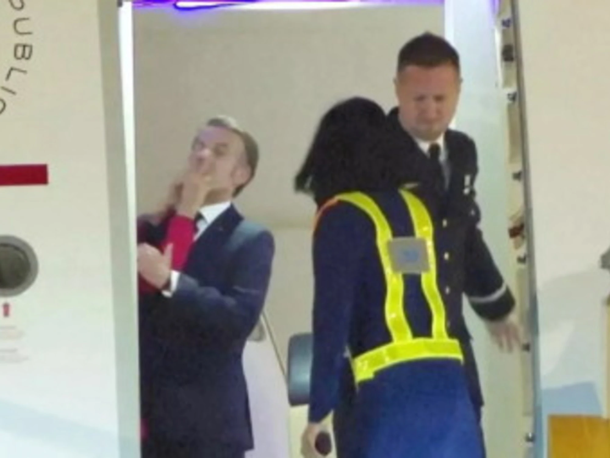 Macron, l'ultima farsa sulla manata di Brigitte