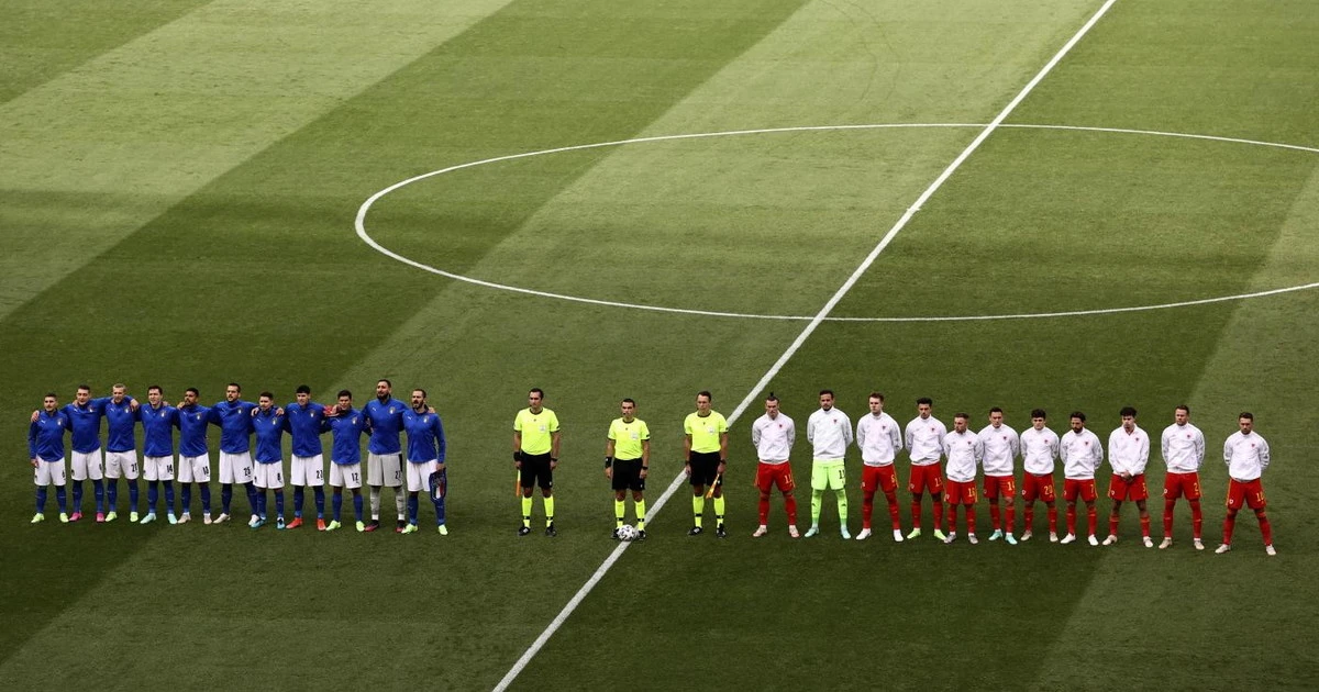 Euro 2020, la nota dell'Italia: "Contro ogni forma di razzismo", ma inginocchiati no. La dura replica ad Enrico Letta