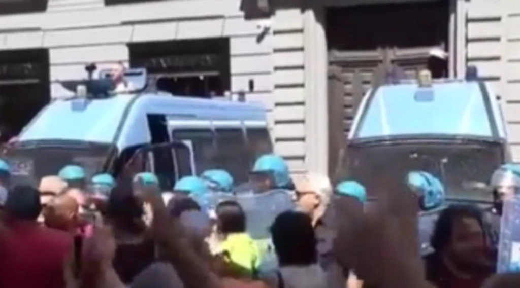 Giorgia Meloni, insulti e minacce di morte a Napoli: "Stiamo arrivando!", "A testa in giù"