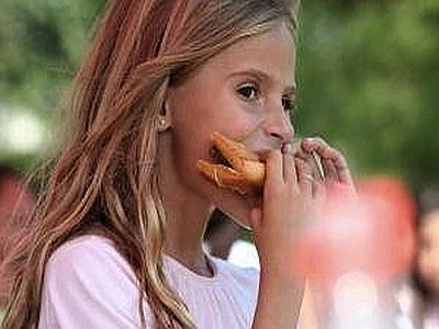 Ogni italiano 'beve' oltre 6mila litri di acqua al giorno, è nascosta negli alimenti