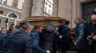 Maurizio Costanzo, "non ne hai idea": il dolore della figlia Camilla ai funerali