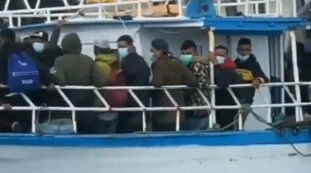 Matteo Salvini, altro sbarco a Lampedusa: "Quanti potenziali terroristi stiamo accogliendo? Vergogna, il governo risponda"