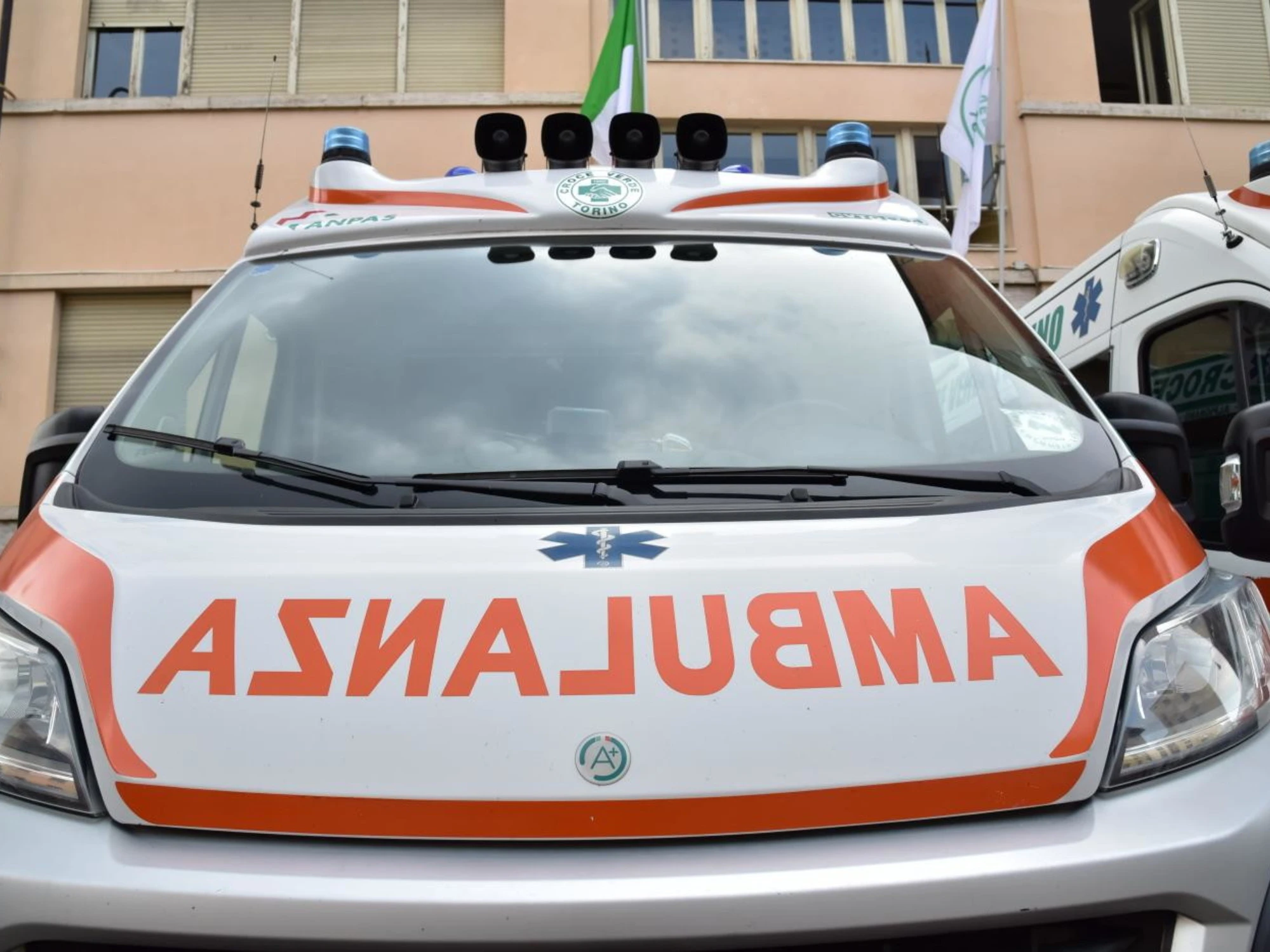 Falconara, ritrovato in casa dopo 2 giorni con una freccia conficcata in testa
