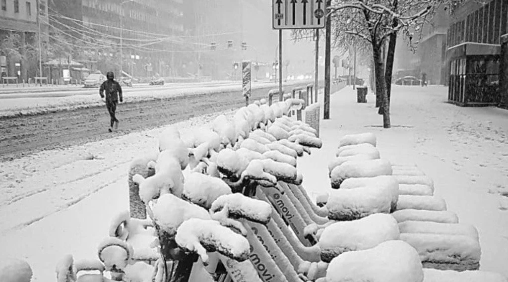 Milano, forte nevicata: crolla un palo e travolge una donna. Caos e disagi in città, nonostante le previsioni: sotto accusa Beppe Sala