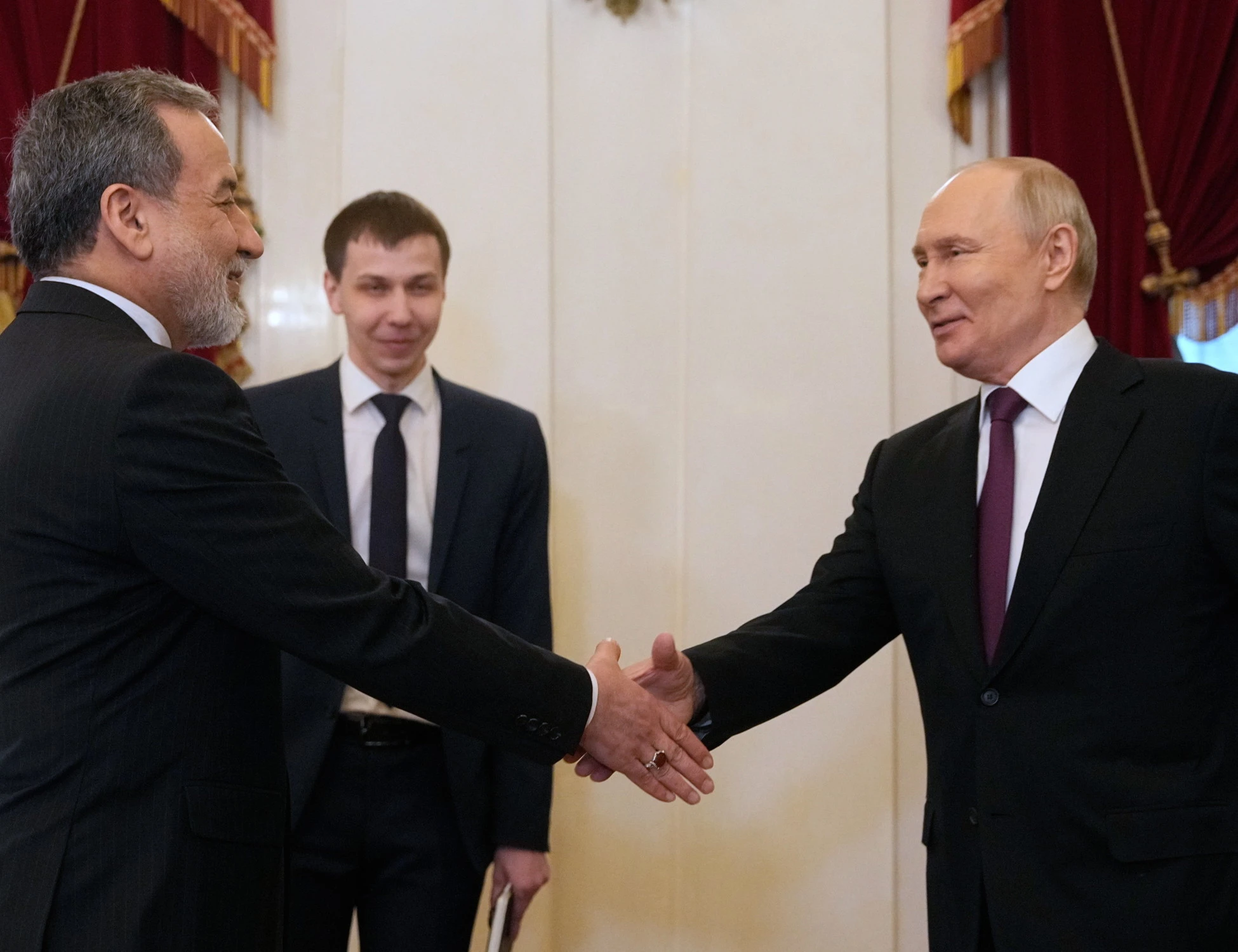 Iran, la Guerra nel Golfo in diretta: Putin riceve Araghchi: "Faremo tutto il possibile"