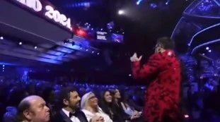 Sanremo, Dargen terrorizza Amadeus: "Non dire nulla", e poi scappa