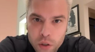 Questo Fedez? Non proprio, cambio radicale: il suo volto oggi