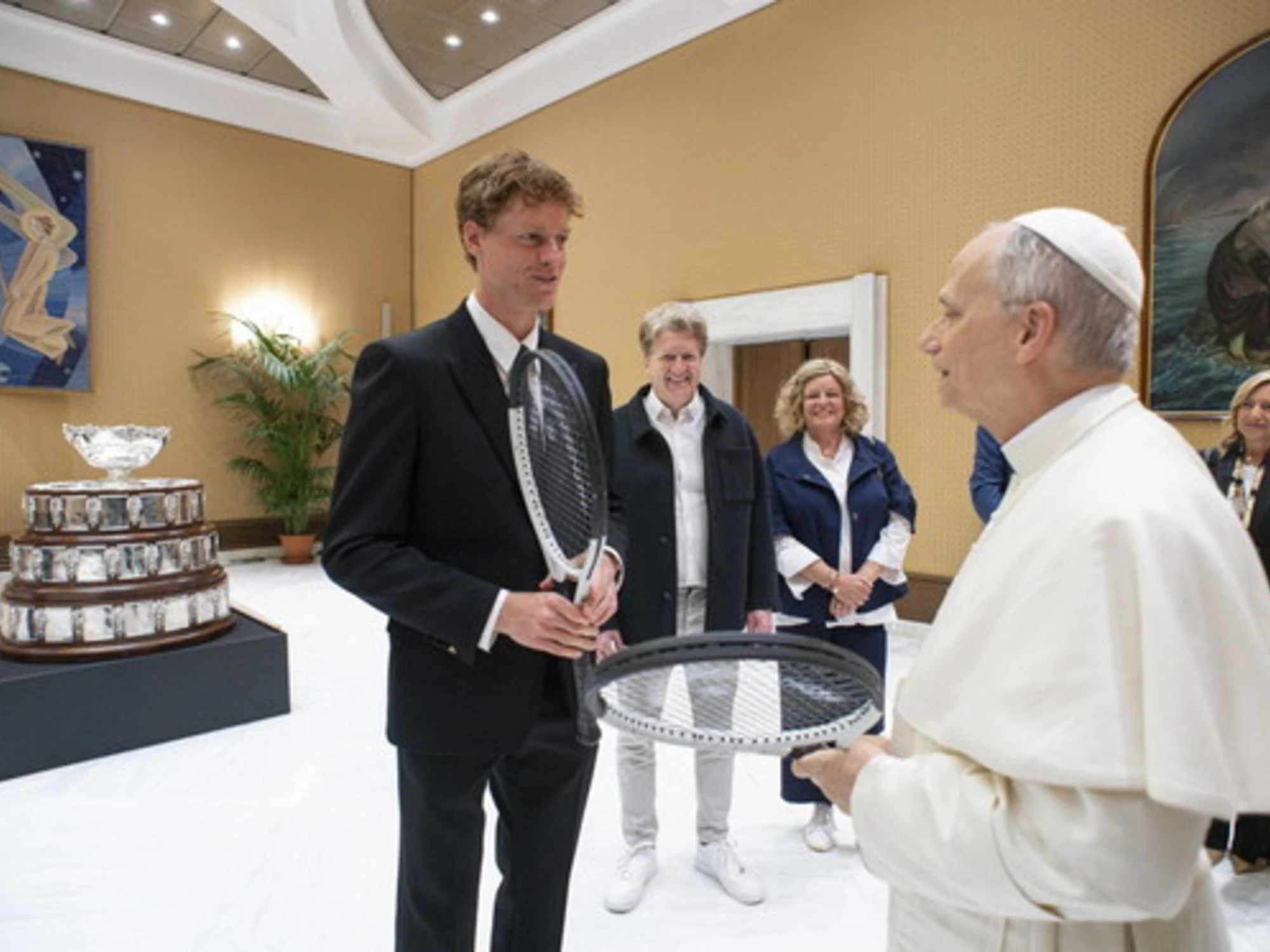 Jannik Sinner stacca Leone XIV: un caso clamoroso in tv