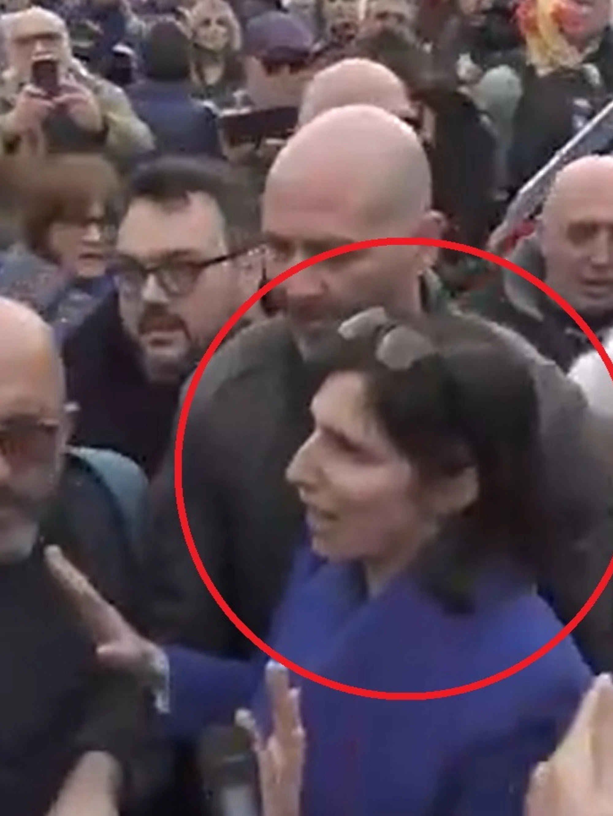 Elly Schlein, domanda sgradita? Lei sbotta e interviene il servizio d'ordine: caos in piazza