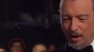 Sanremo 2023, il gestaccio dietro Amadeus: il video virale
