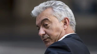 Domenico Arcuri, un preside di Alessandria accusa: "Mascherine che puzzano di solvente". Salvini: "Spieghi in Parlamento"