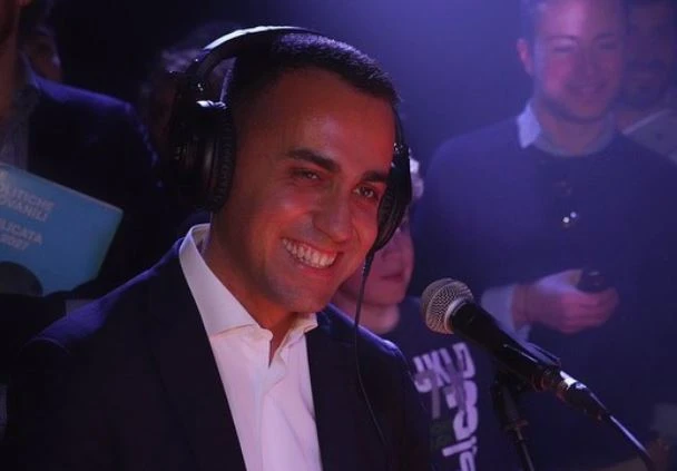 Luigi Di Maio, la figuraccia su Facebook: sbaglia città, ridicolizzato dal meloniano Lollobrigida