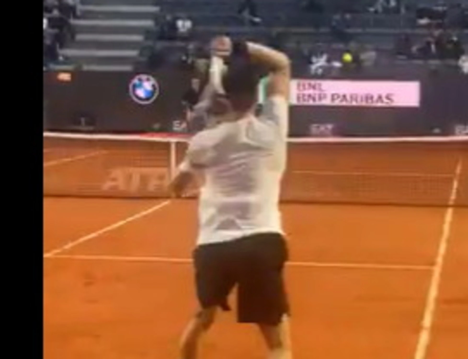 Jannik Sinner in campo, colpo da alieno: Roma impazzisce: il video