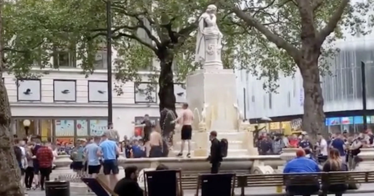 Euro 2020, invasione scozzese a Londra: "Senza biglietto e senza vestiti", col tifoso nudo finisce malissimo
