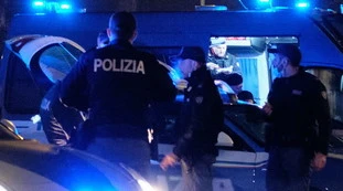 Milano, 300 giovani si radunano per un video di un rapper: guerriglia urbana contro le forze dell'ordine