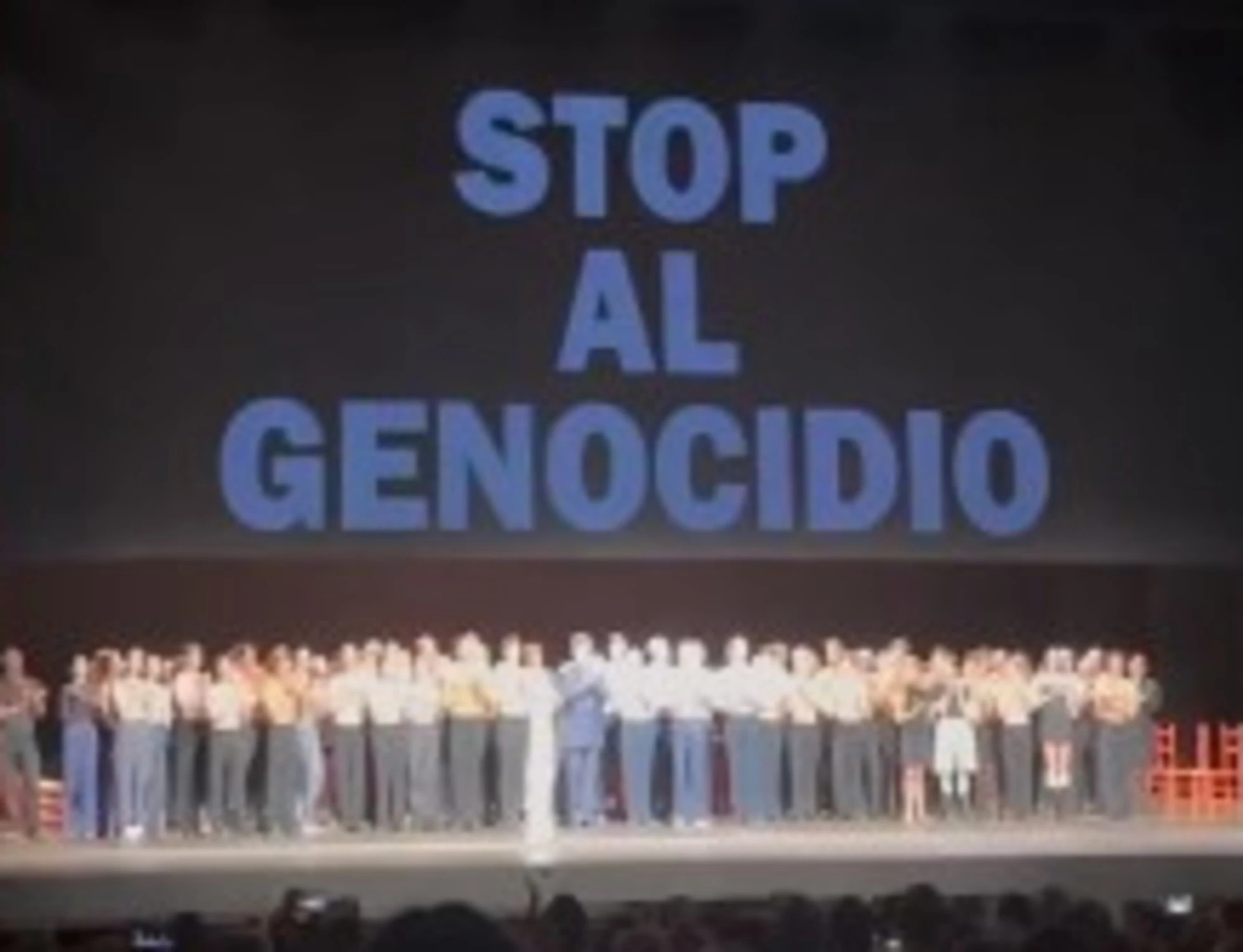 Milano, sceneggiata alla Scala: bandiera della Palestina e "Stop al genocidio"