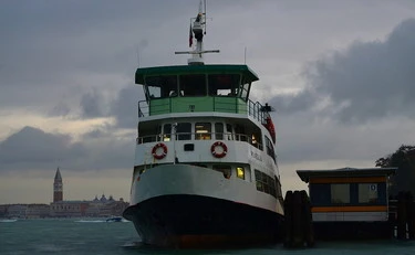 I maranza lo scaraventano in mare mentre pesca: dramma nel Veneziano