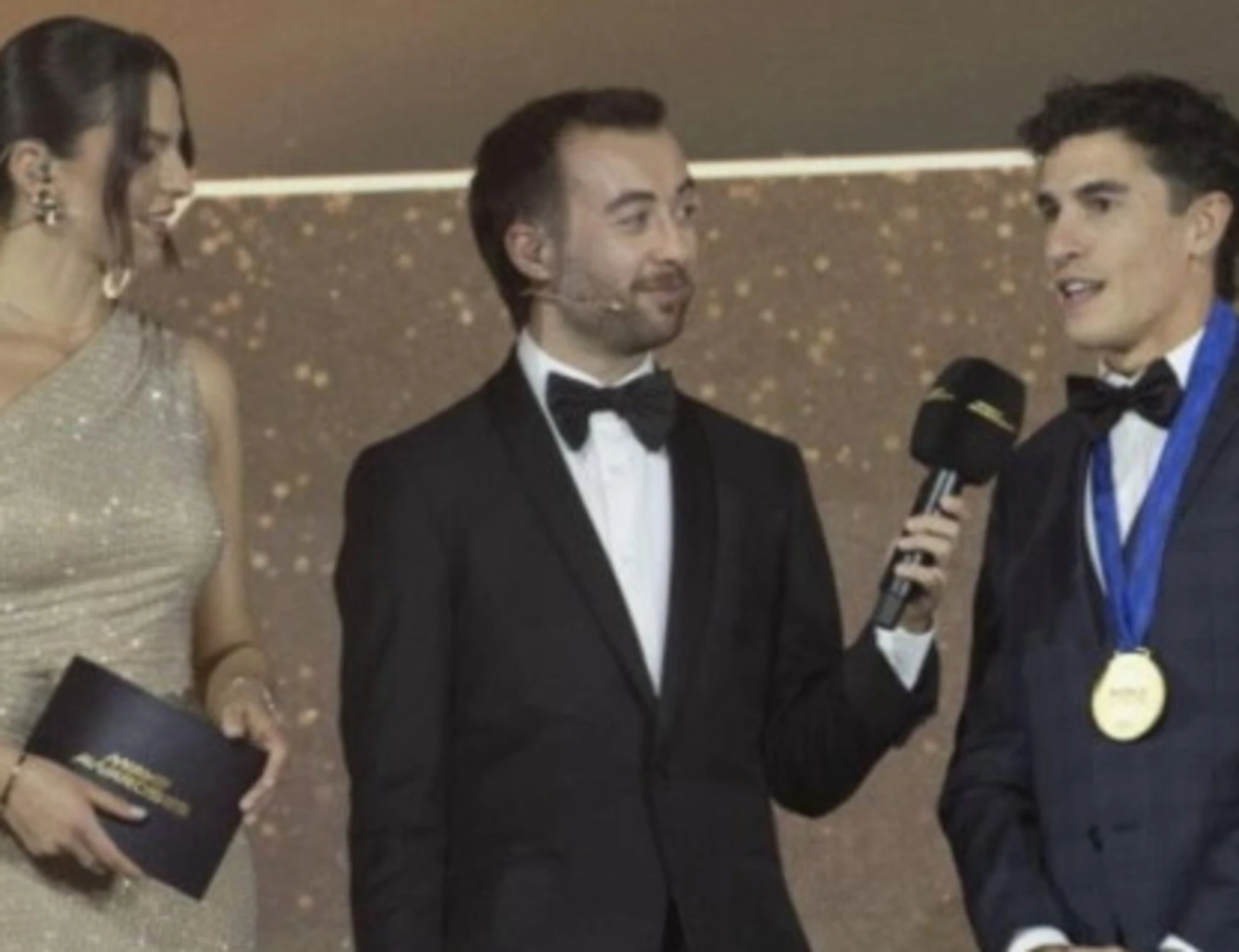 Valentino Rossi fischiato, interviene Marc Marquez: gelo sul palco