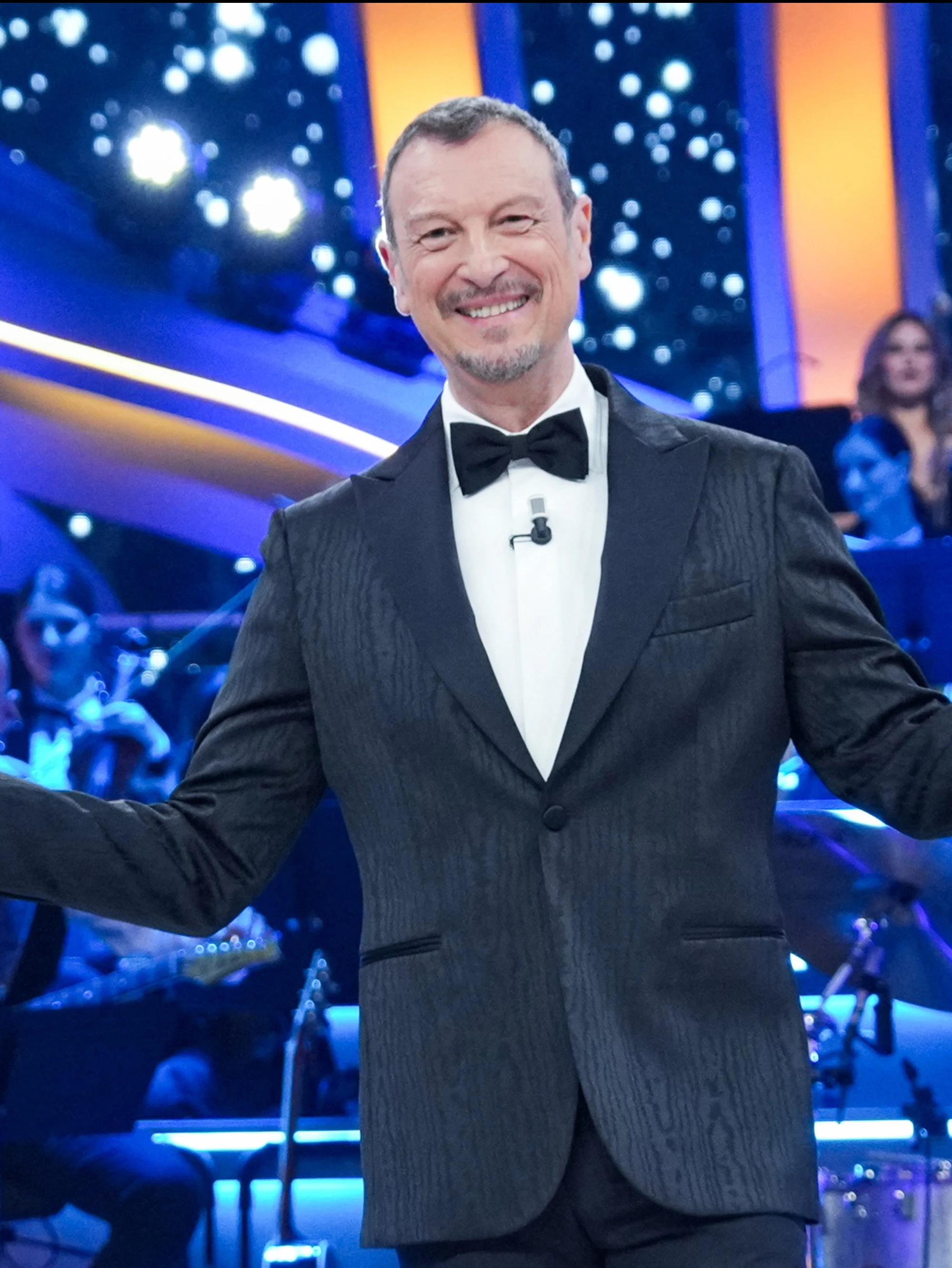 Mediaset, indiscrezioni-choc: Amadeus per il post-Striscia la Notizia, cosa sa succedendo
