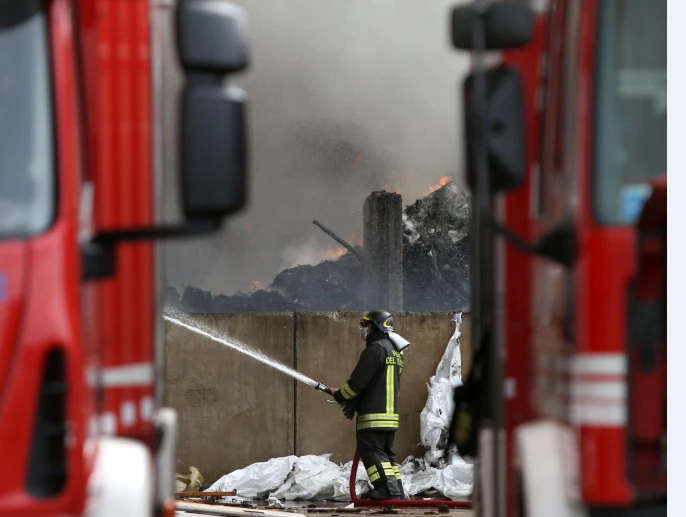 Tragedia a Como, il padre incendia la casa con le quattro figlie piccole: tre sono morte subito, l'ultima in serata