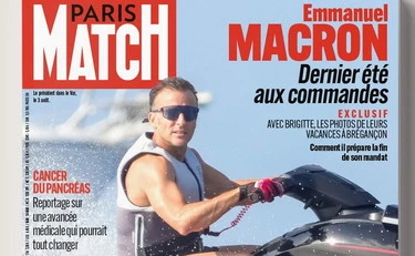 Macron, la Francia brucia e lui... Le foto-scandalo