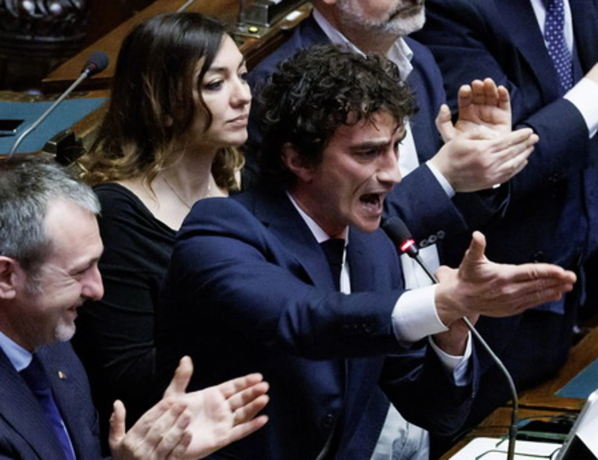 Bignami zittisce la sinistra in aula: "Meloni non farà come D'Alema"