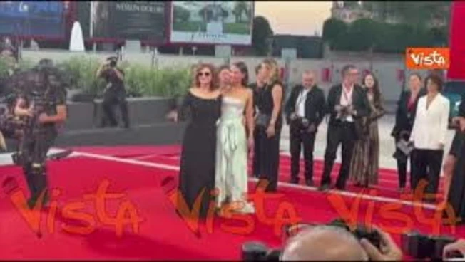 Venezia 83, Susan Sarandon sfila sul red carpet elegantissima in total black con scollo a barca