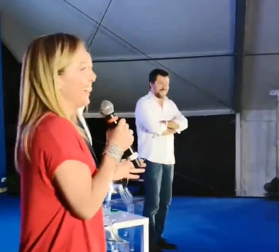 Giorgia Meloni ad Atreju accolta come una diva: scende dal palco e i sostenitori reagiscono così