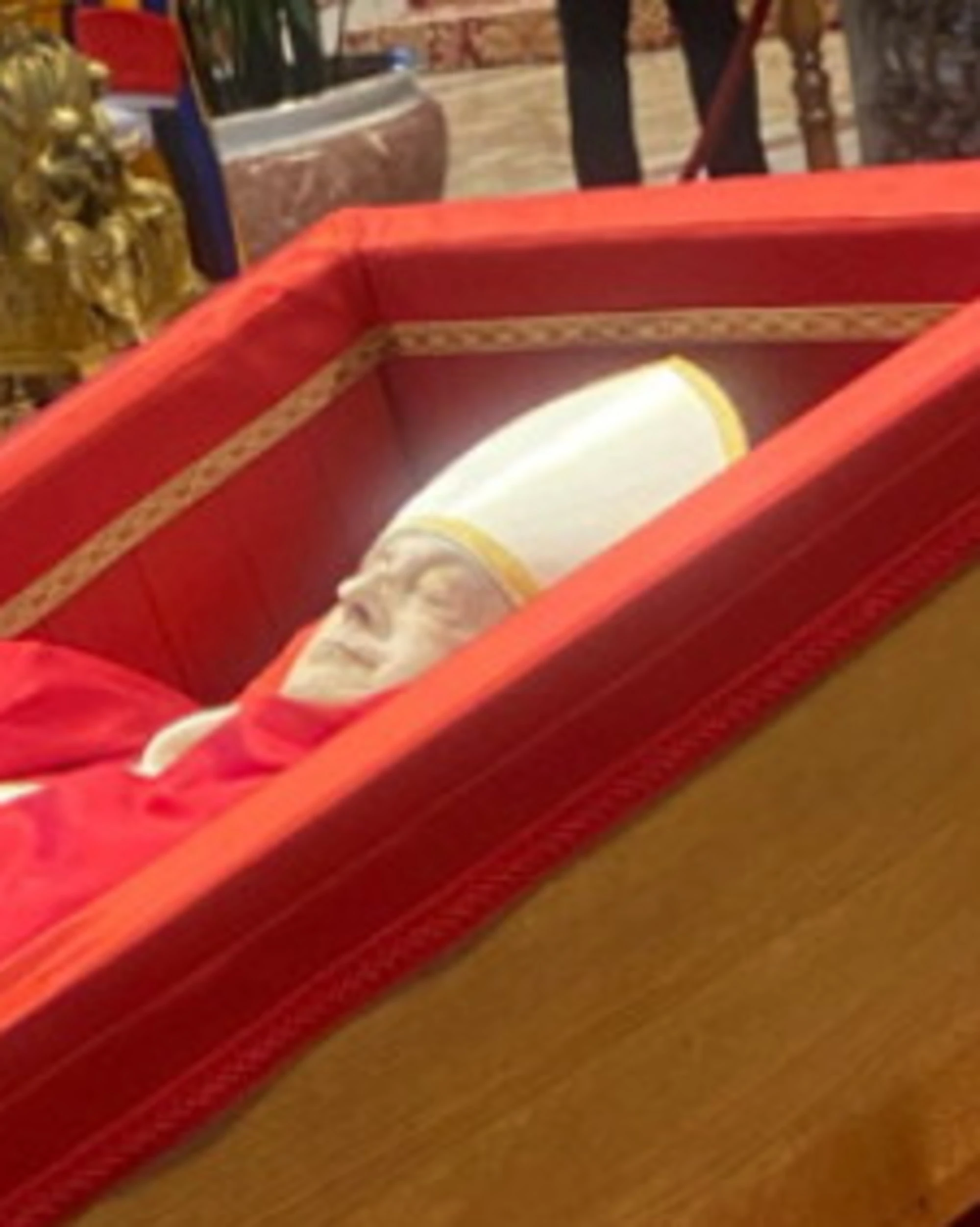 Papa, scatta una foto alla salma: chi finisce nella bufera