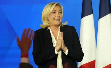 Inizia il dopo Macron: è già Mélenchon-Le Pen