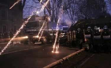 Askatasuna, bombe carta e pietre contro la polizia: partono gli idranti