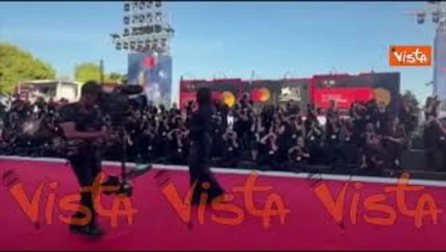 Venezia 83, Georgina Rodriguez sfila in completo blu notte con lunga gonna a sirena e blazer