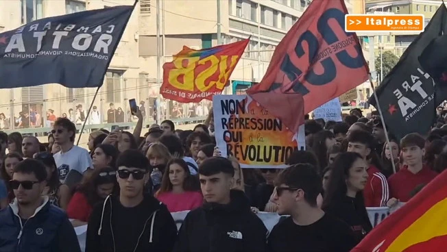 Sciopero generale, studenti a Genova "Noi la guerra non la vogliamo"