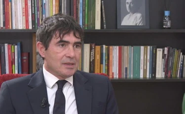 Nicola Fratoianni tocca il fondo: "Butto dalla torre Netanyahu". E salva l'imam che tifa stragi