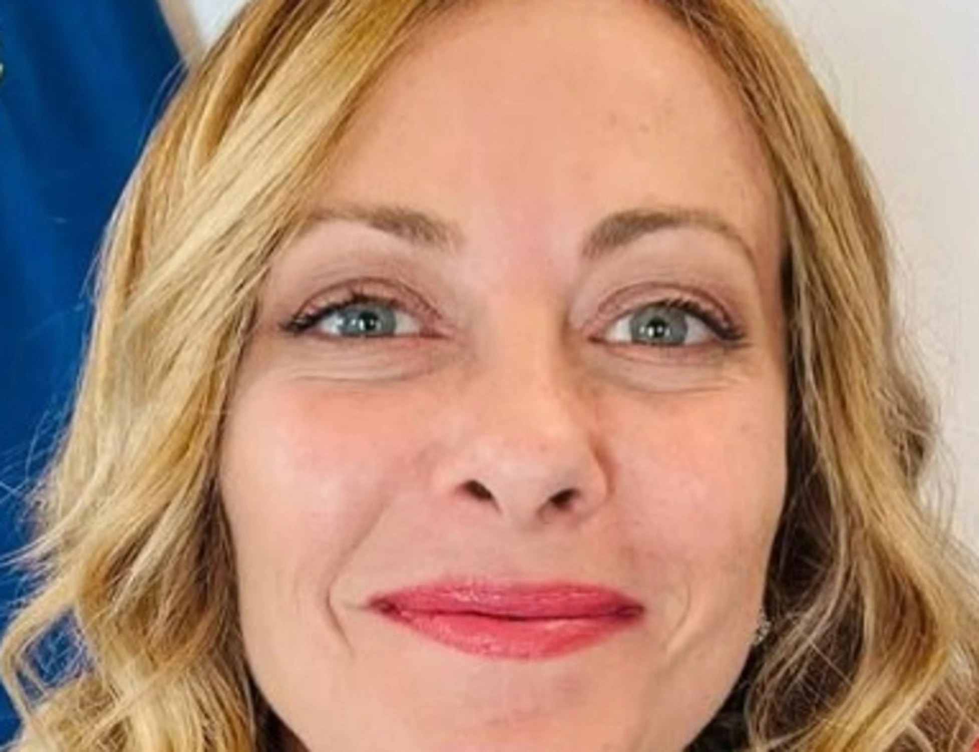 Giorgia Meloni irride Schlein: occhio al selfie