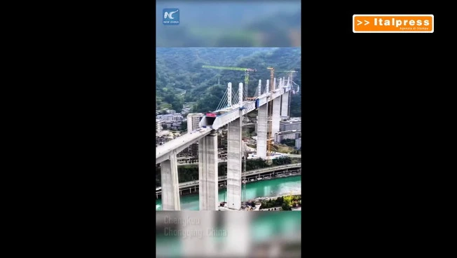Cina, un "tunnel antirumore" protegge il grande ponte ferroviario di Chongqing
