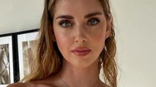 Chiara Ferragni nella stanza d'albergo? Via tutto. E sotto... 