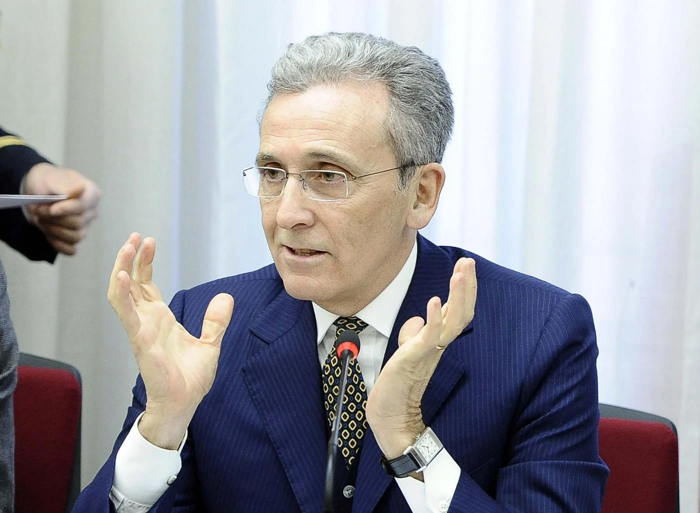 Vittorio Grilli, l'ex ministro aggredito e rapinato in pieno giorno davanti a sua figlia a Roma