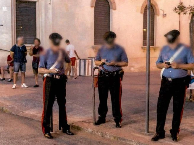 Carabinieri, la foto che ha scatenato un putiferio nell'Arma: "Vietato l'uso dello smartphone in servizio"