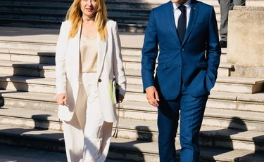 "Le Monde" attacca Meloni per i video sui rimpatri? Figuraccia: ecco cosa faceva Macron...