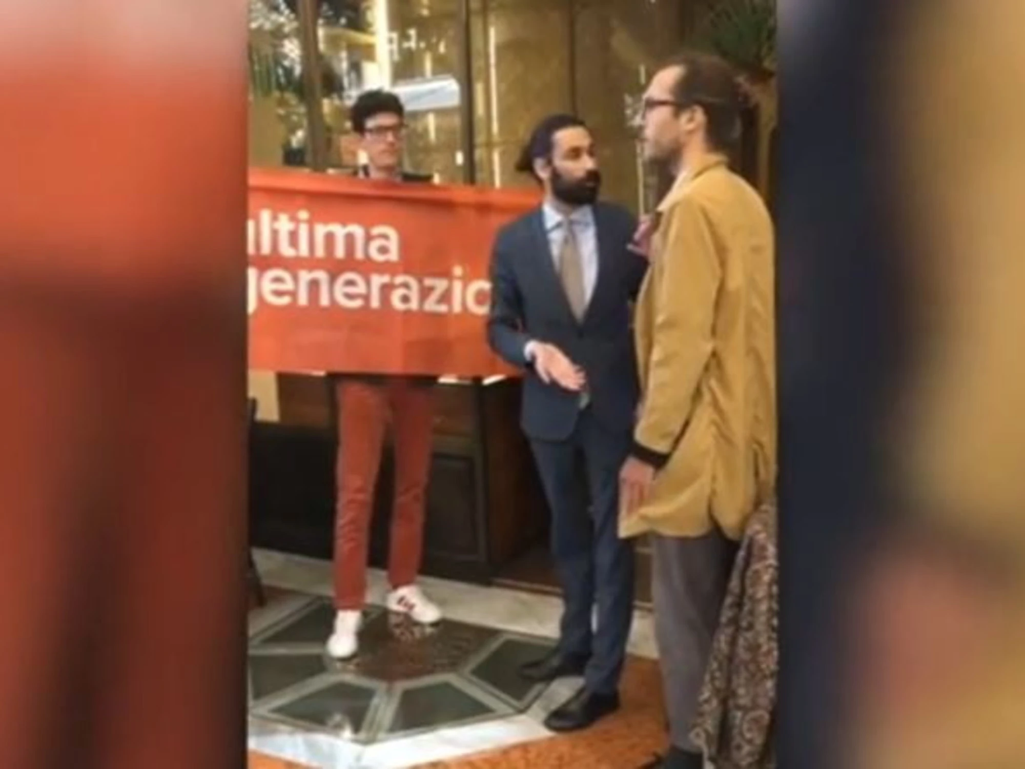 Ultima Generazione piomba nel ristorante di Cracco: interviene la polizia, finisce malissimo 