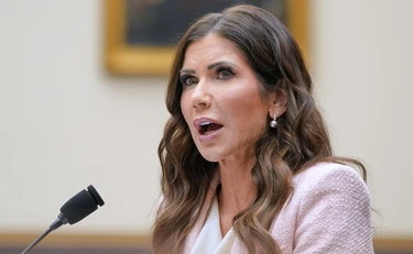 Trump licenzia Kristi Noem: cosa c'è dietro, chi è il falco anti-migranti che la sostituisce