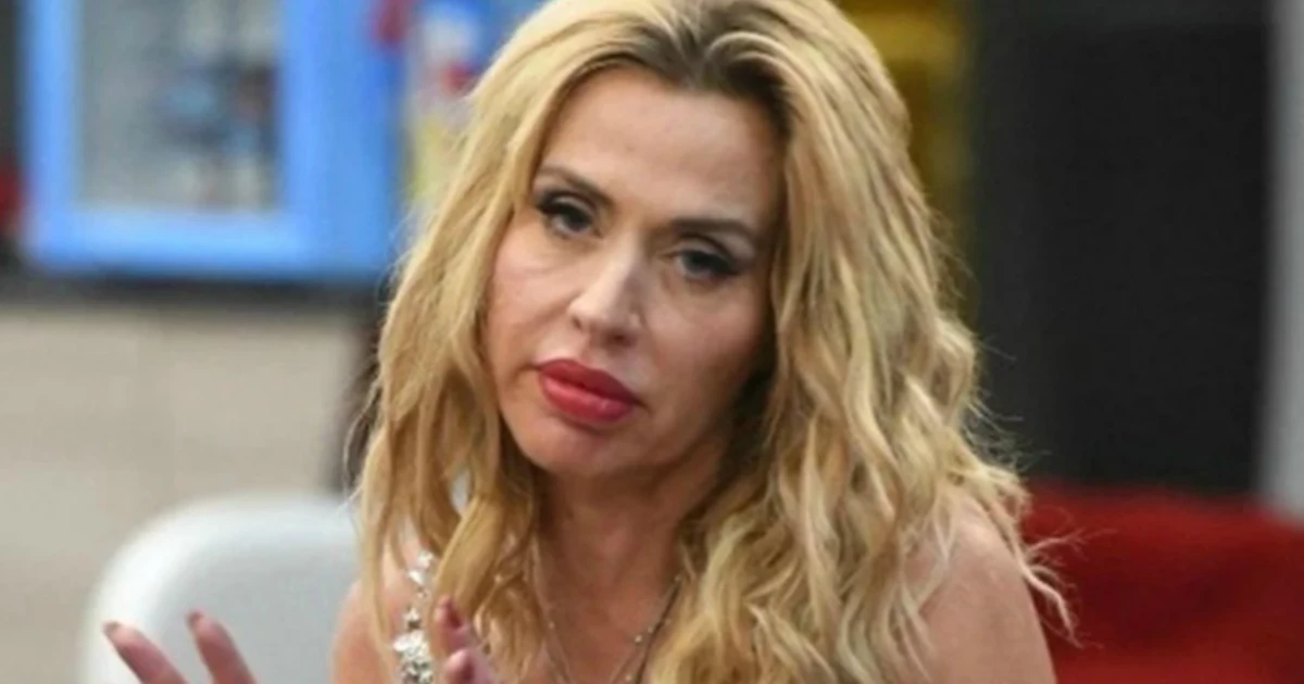 Grande Fratello Vip, Selvaggia Lucarelli contro Valeria Marini: "Dica la verità sul tampone fatto prima dell'ingresso in casa"