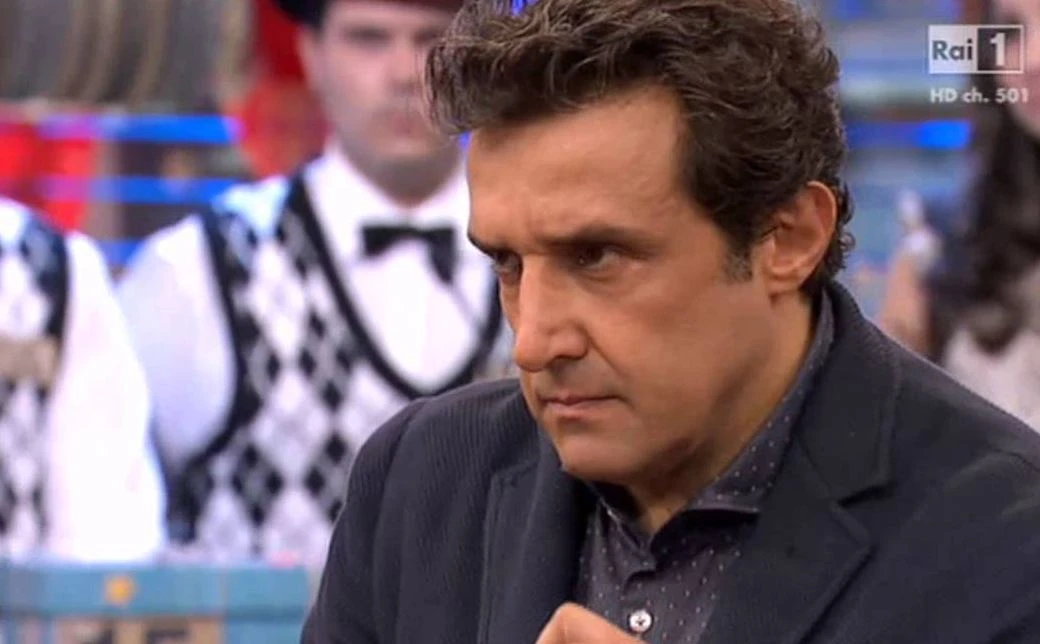 Addio ai pacchi su Raiuno, Insinna accoltellato alla schiena da un amico: ecco cosa farà