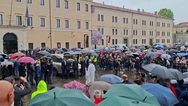 Addio a Zanardi: migliaia di persone ai funerali di Alex a Padova