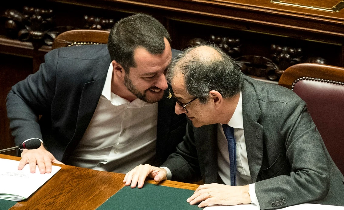 Giovanni Tria, Conte e Di Maio pronti a mollarlo ma... Perchè Salvini lo vuole salvare