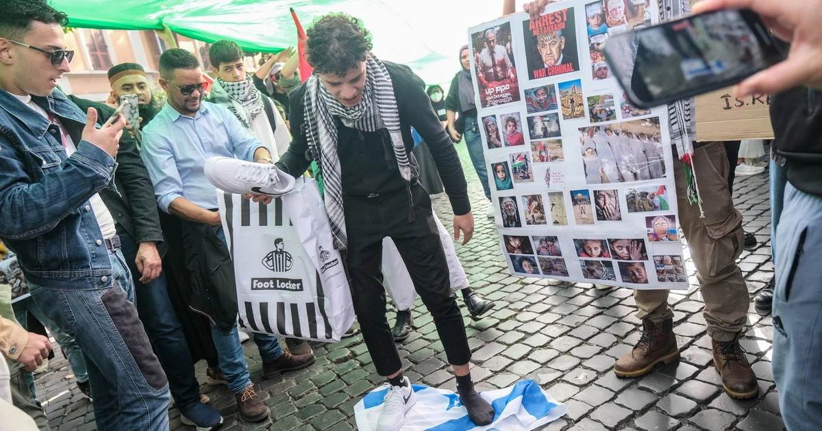 Roma, tensioni al corteo pro-Palestina: strappata la bandiera di Israele dal palazzo Fao