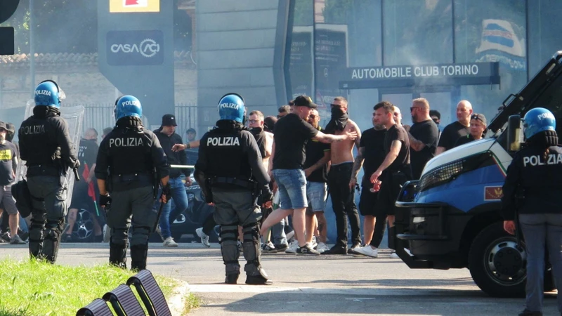 I poliziotti, gli ultrÃ  e gli errori di mira che diventano due