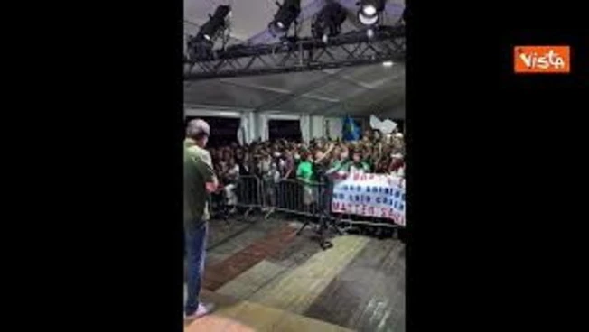 'Matteo! Matteo! Matteo!' coro per il leader della Lega Salvini a Pontida Giovani