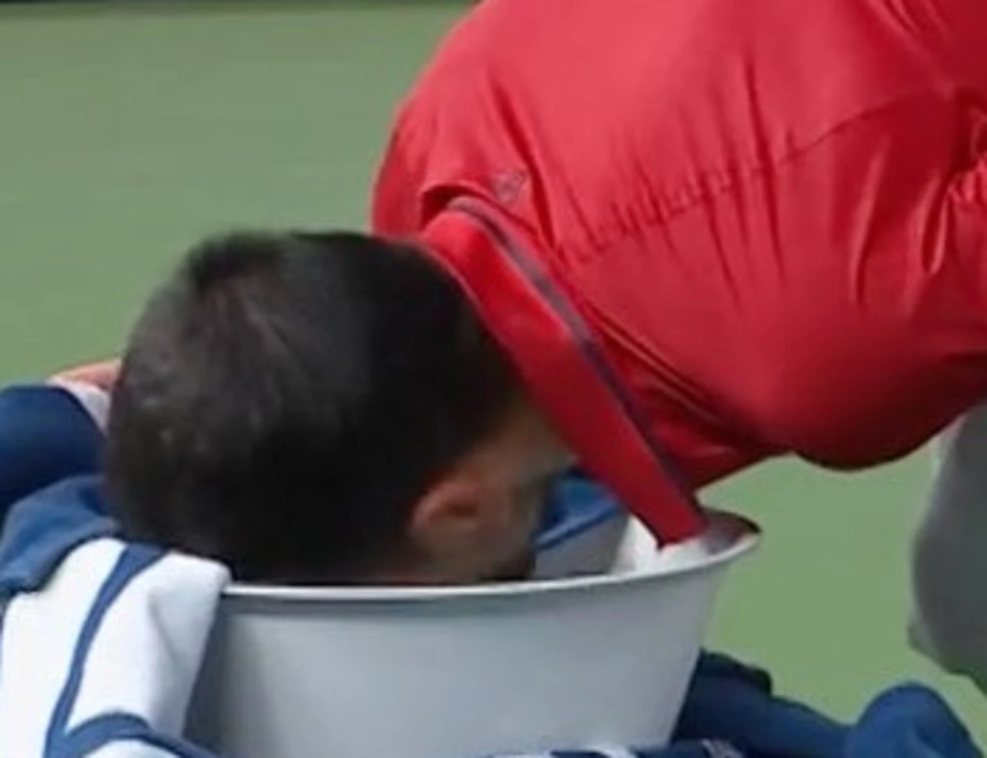 Novak Djokovic, dramma e martirio in campo a Shanghai: immagini-choc